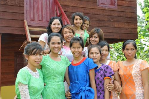 カンボジアの自立支援施設「若者の家」で職業訓練を受けた女性たち