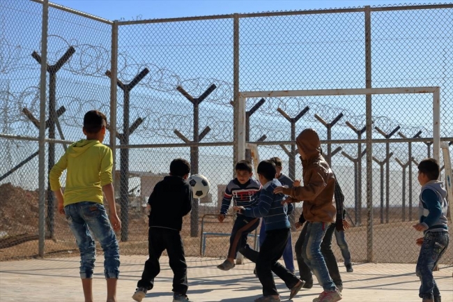 シリア難民キャンプの子どもたち。男子にはサッカーが人気。
