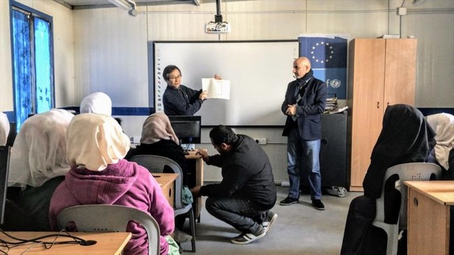 ザアタリ難民キャンプで特別授業を行う下村健一さん（2019年3月）