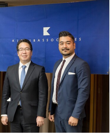 （写真左：岸・アンド・アソシエーツ株式会社 代表取締役 岸 伸久　 右：New York Times社 アジア太平洋地域ビジネス営業統括責任者 ジョージ・野口氏）