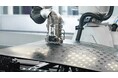 ABB、PixelPaintをメルセデス・ベンツのジンデルフィンゲン工場に導入し、サステナブルな塗装仕上げを実現