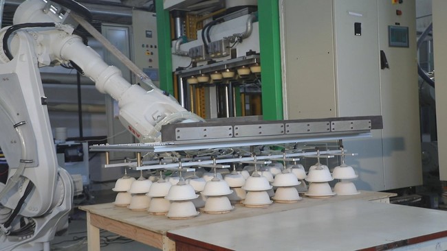 ABB社のロボットが生産を自動化し、Zume社のパッケージを使い捨てに代わるコスト効率の高いものにするために必要な規模と速度を実現します。