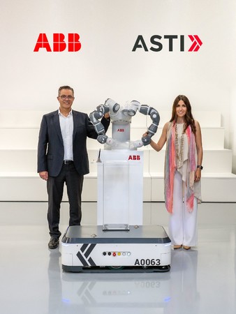 ABBロボティクス＆ディスクリート・オートメーションビジネス プレジデントのサミ・アティヤと ASTI CEOのVeronica Pascual Boe