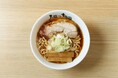 JR名古屋駅ホームに登場した大阪行列No.1ラーメン店「人類みな麺類」に、大阪で1番人気メニュー「らーめんmacro」が11/18(土)から登場!