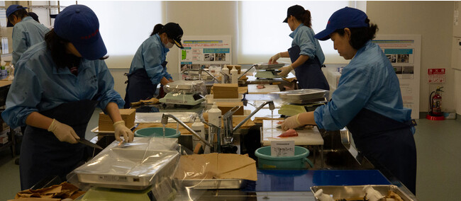 福島県の自主検査（スクリーニング検査）実施の様子。当社社員が直接現地に出向き安全・安心の取り組みを確認（2019年）
