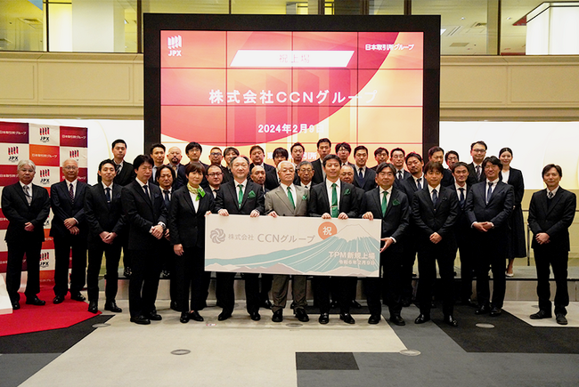 東京証券取引所で開催された上場セレモニーでは佐野社長ら総勢40名近くの社員様が参加されました。
