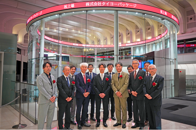 上場日に東京証券取引所で開催された上場セレモニーには、楠代表取締役社長をはじめ12名が参加されました。