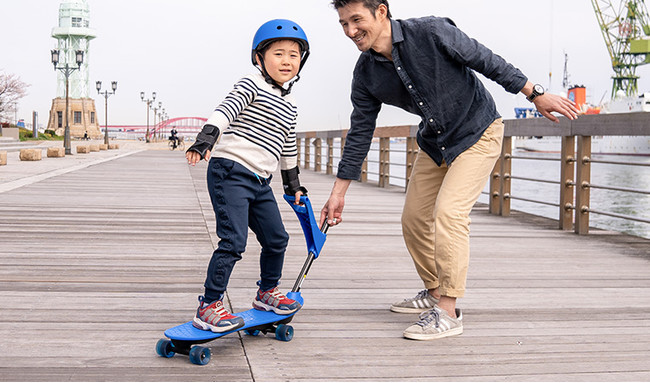 スケボーブームで人気上昇 2歳の赤ちゃんが乗れるスケートボード Ookkie オーキー の試乗体験イベント開催が決定 時事ドットコム