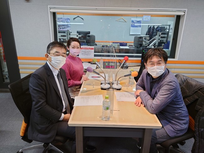 (左より)高橋誠(KDDI代表取締役社長)、松代有生、石川温 (左より)高橋誠(KDDI代表取締役社長)、松代有生、石川温