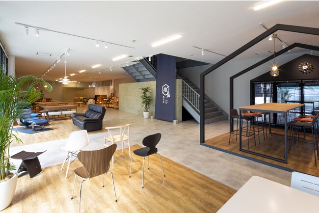 「自然と、家具とワインを。亀田屋」店内の様子