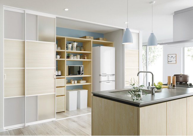 キッチン収納の目隠しにも、スタイリッシュな パネルデザインでモダンな空間に演出します。