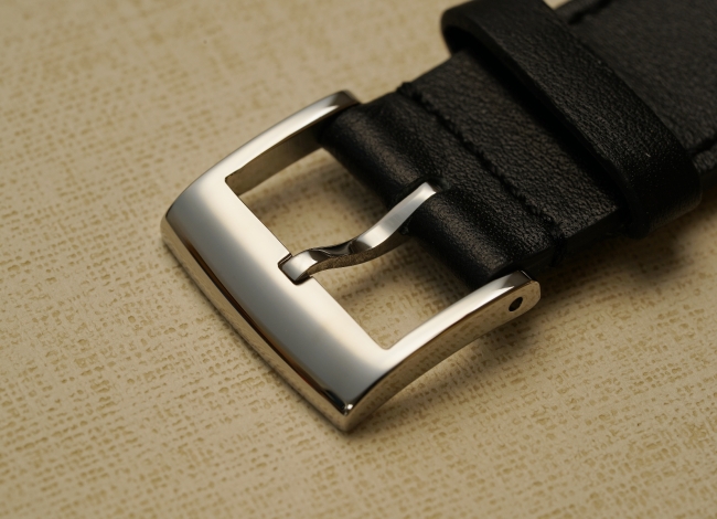 新規に作られた尾錠。尾錠は当初既製品の予定だったが、この時計のデザインに合う小さな尾錠は最近は無く、そのため金型から制作した。