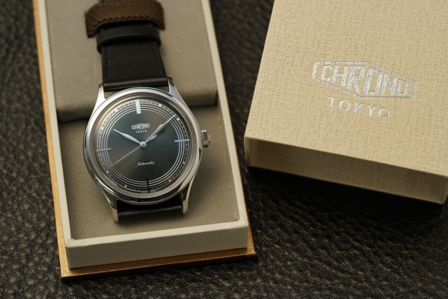 1960年代以前の時計のパッケージをイメージした化粧箱。デザインから試作まで浅岡肇自ら手がけた。
