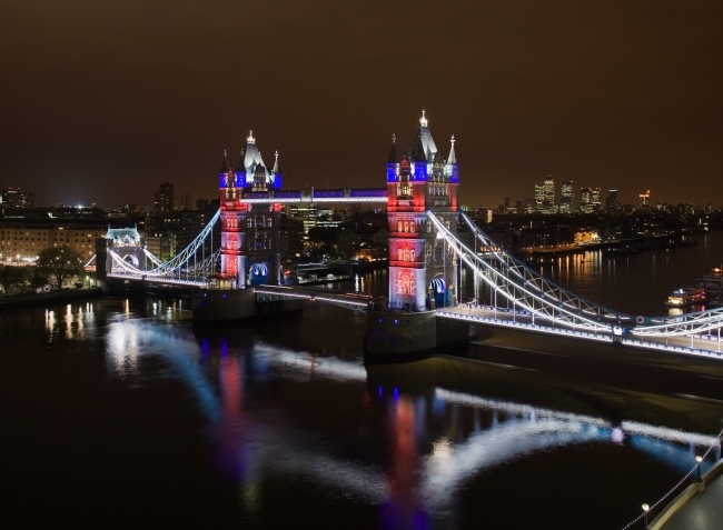 ロンドンを象徴するタワーブリッジに、エネルギー効率に優れた最先端LED照明システムを設置