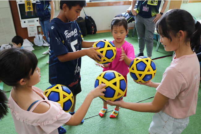 組み立てたサッカーボールを使ったボール遊び