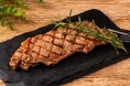 【ANAクラウンプラザホテル成田】肉好きには堪らない、サーロインステーキ150gを1人1枚ずつ贅沢に。THE BBQ YARD GROVE HILLS NARITA、夏限定ビアガーデンプラン販売開始！