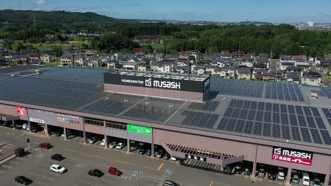 ホームセンタームサシ名取店外観：屋根に大型太陽光発電パネルを設置。10月15日より稼働開始。