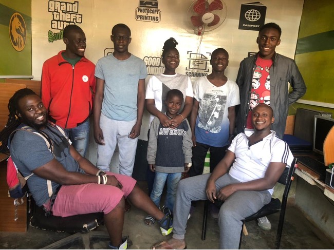 プログラミングレッスンの受講生徒@ビースト選手がキベラで運営しているネットカフェ