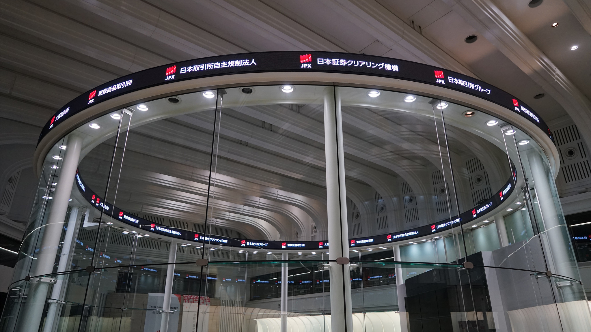 東京証券取引所のマーケットセンターにリング状の大型LED「チッカー」を納入