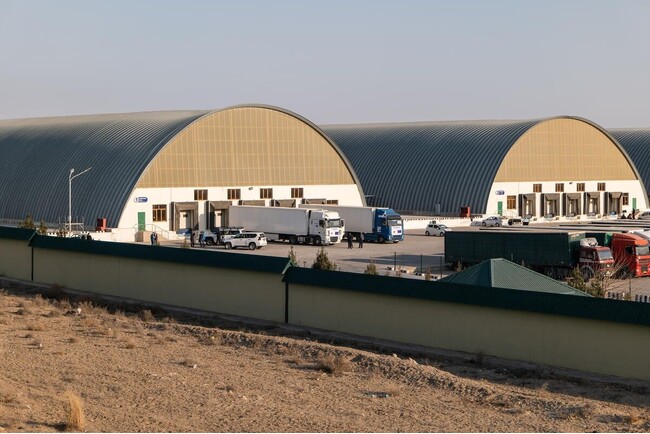 LONGiが太陽光発電を提供する、ウズベキスタンのテルメズ貨物センターにある地域人道支援物資物流拠点　(C) UNHCRE／yor Nemat