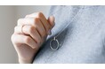 【いつでもそばに在る喜びを】人気のリングホルダーに新デザインが登場!ご自分用にも、大切な方への贈り物にもぴったり