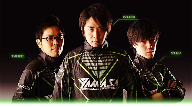 山佐ネクスト社によるプロゲーミングチーム「Team YAMASA」。左からタケ選手、ノビ選手、ユウ選手。