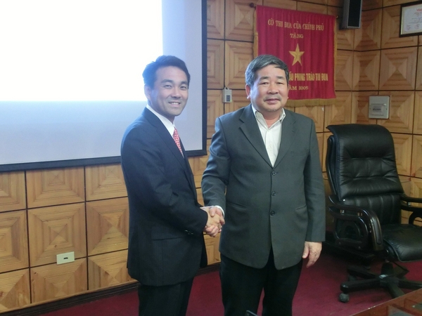 調印式（右から、Lam Son Sugar Cane Joint Stock Corporation｜ General Director Mr.Thanh、当社 代表取締役社長 宮嶋 淳）