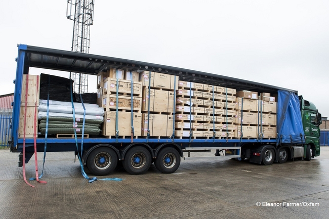 20トンに及ぶ給水タンクと衛生設備をシリアへ届けるトラック。レバノンのベイルートを通ってシリア国内に運ばれた。