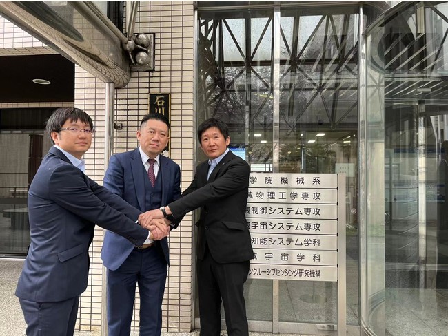 左より、東工大・張博士、SGST・小鹿社長、東工大・朱博士 左より、東工大・張博士、SGST・小鹿社長、東工大・朱博士