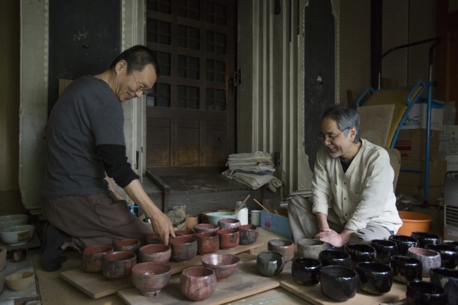 お互いの作陶を披露し合う樂氏（左側）と坂倉氏（右側）photo by 田口葉子