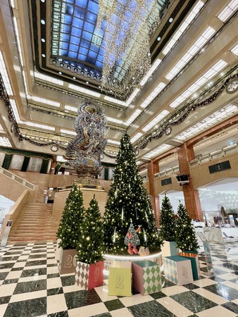 中央ホールのクリスマスツリーと 天女(まごころ)像とイルミネーション