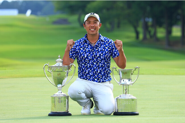 日本プロゴルフ選手権優勝カップイメージ（画像左）