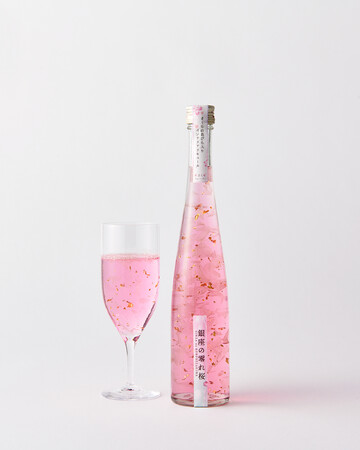 【銀座三越限定】〈豊幸園酒造〉銀座の零れ桜 桜・金粉入 1,650円（375ml）本館地下3階 ラ・カーヴ ※20歳未満の方の飲酒は法律で禁止されています。