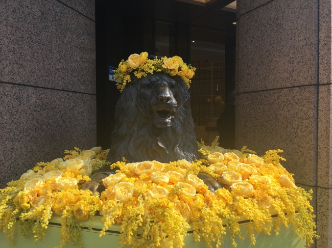 ミモザカラーのライオン像は2月28日までの期間限定