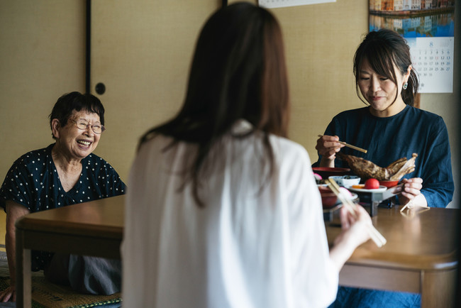 お話し好きの持田醤油店のお母さんがおもてなしをしてくれる