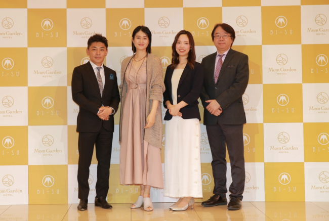 <フォトセッションの様子|左から、稲富、小雪氏、斎藤氏、宗田氏> <フォトセッションの様子|左から、稲富、小雪氏、斎藤氏、宗田氏>