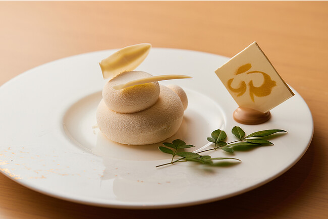 うさぎもち(白皿)