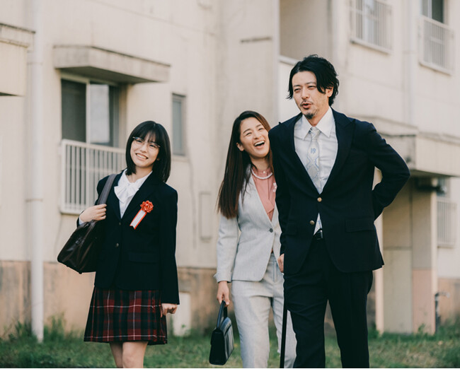 (左から)當真あみ、尾野真千子、オダギリジョー (C)フジテレビ (左から)當真あみ、尾野真千子、オダギリジョー (C)フジテレビ