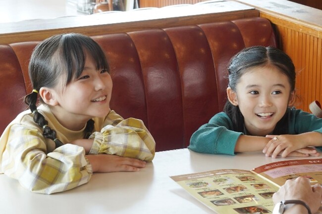(左から)宮崎莉里沙、泉谷星奈 FODオリジナルスピンオフドラマ 『親子は道半ば』 (C)フジテレビ (左から)宮崎莉里沙、泉谷星奈 FODオリジナルスピンオフドラマ 『親子は道半ば』 (C)フジテレビ