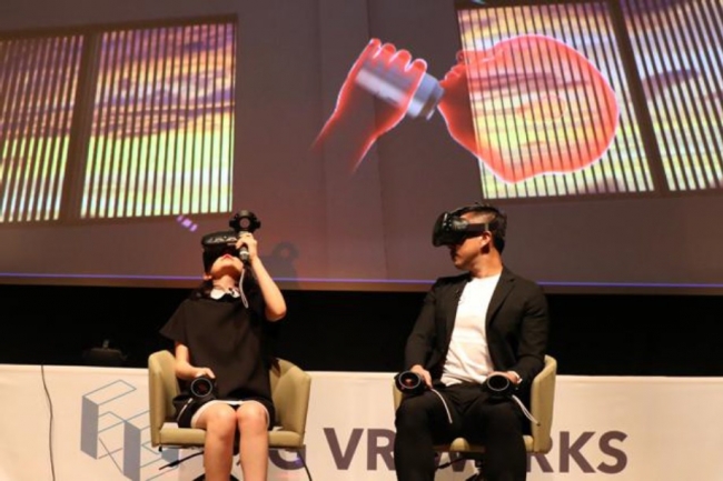 VR空間でジュースを飲む （左から）椎木里佳、前園真聖