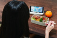 スマホ視聴の「ながらランチ」を快適に!「スマホスタンド付ランチグッズ(3種)」を好評発売中!