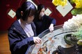 クリスマスオーナメントをイメージした飼育員特製のエサを魚たちにプレゼントしましょう!「スマートアクアリウムクリスマス2024」