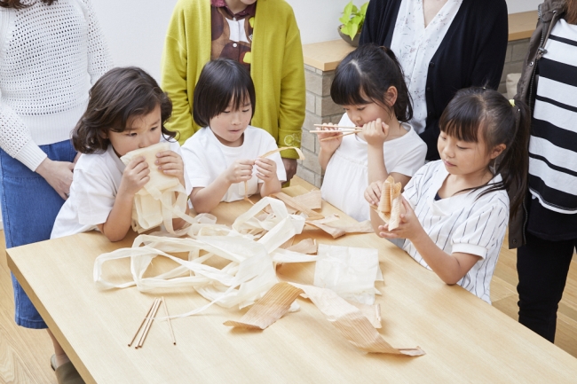 子供たちがカンナ削りの“木のストロー”を五感で楽しむ様子