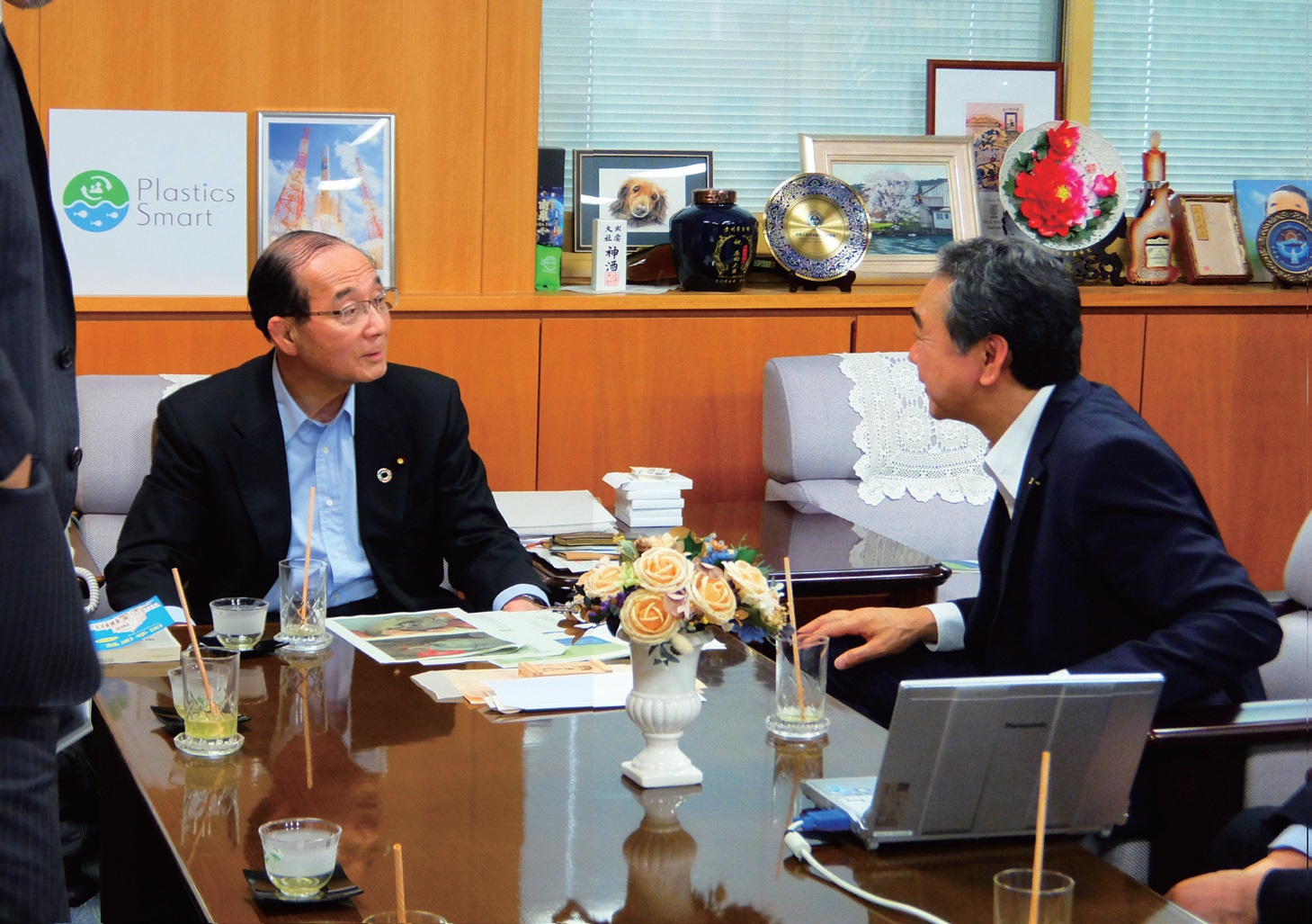 原田義昭環境大臣と社長宮沢が意見交換を実施 世界初 木のストロー が廃プラ削減に貢献 株式会社アキュラホームのプレスリリース