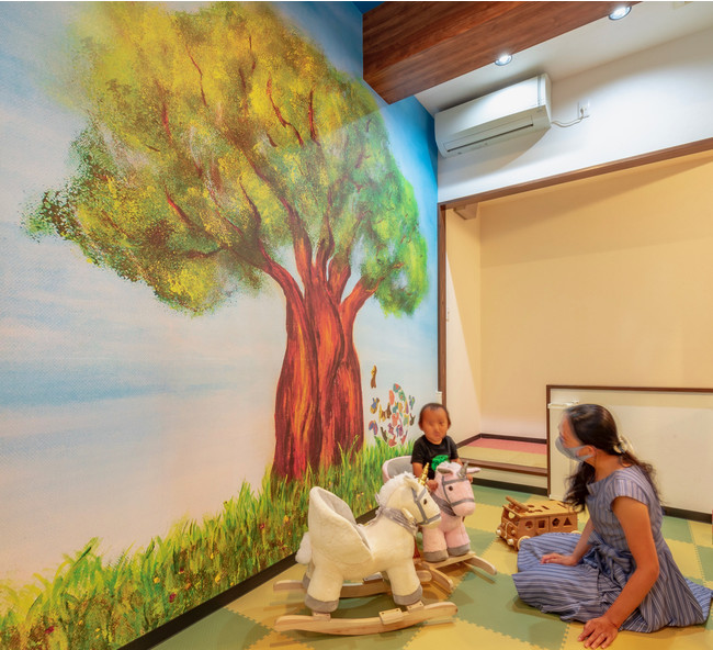 大きなバオバブの木が描かれた壁面ではマグネット遊びもできます。