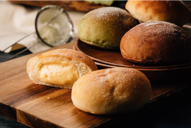 ●抹茶の登場と同時に、ヨムラクリームパン全種のパン生地が進化。生食パンの生地でクリームを包むことで、さらに軽やかな食感に。