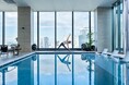 ”横浜みなとみらいの絶景"×”朝ヨガ”「高層階プールサイドでのヨガ付き24時間ステイプラン」