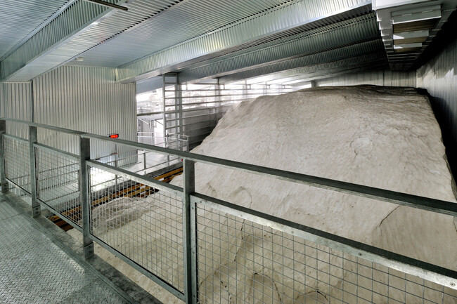八海山雪室の雪中貯蔵庫には約1000トンの雪が毎年入る