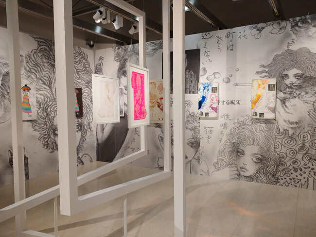  会場全体に大胆に描かれた宇野氏の作品とポスターとの構成も本展の見どころのひとつ。