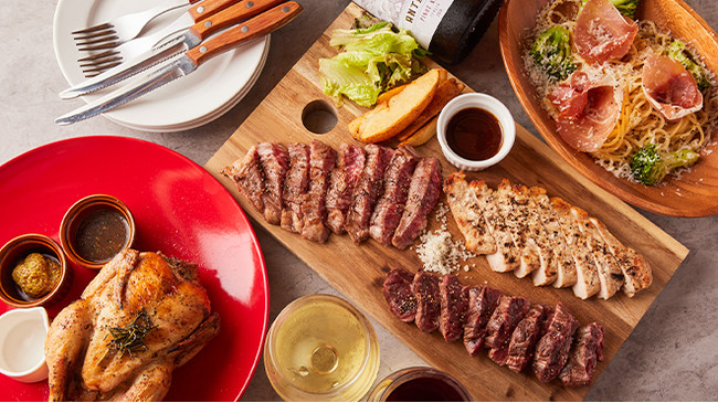 目の前で燃え上がる「ファイヤーチキン」など映えるメニューが新登場